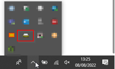 Zone des icônes cachées de Windows (flèche « ^ » à côté de l'heure) : l'icône du serveur de clé est un petit boîtier vert et blanc.
